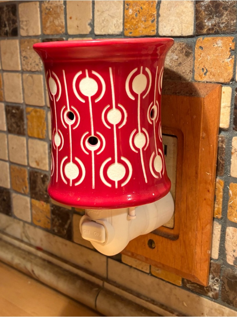 Retired Scentsy Pop! Red & White Plug-In Warmer